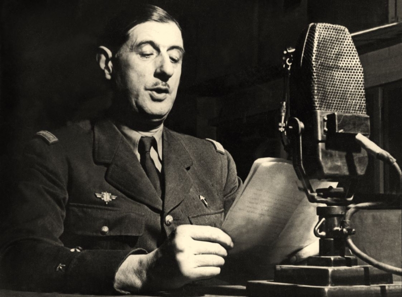 Charles_de_Gaulle_au_micro_de_la_BBC
